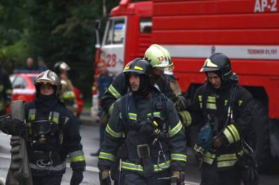 Огнеборцы взяли в кольцо пламя, разгоревшееся в ремонтируемом здании на Константина Заслонова