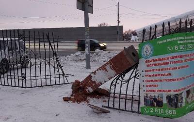 В Новосибирске трактор снес ограждение храма на Большевистской
