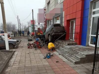 В Харьковской области пьяный водитель совершил ДТП и врезался в магазин – полиция