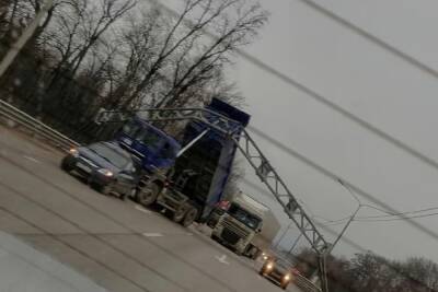 В Воронеже грузовик снес опору на трассе М-4