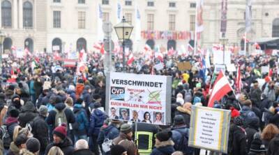В Австрии десятки тысяч людей вышли на протесты против локдауна