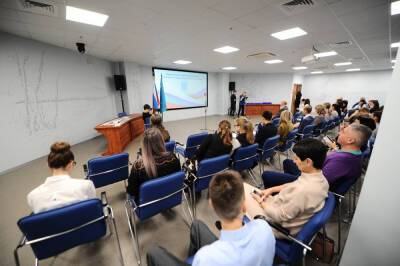 Школьникам Южно-Сахалинска в День Конституции вручили паспорта