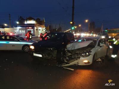 В Новосибирске пострадал ребёнок при столкновении BMW X5 и Mazda 3