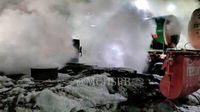 В Башкирии загорелся резервуар с мазутом