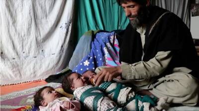 "Мне нечем кормить детей". Житель Афганистана вынужден продать одного из сыновей-тройняшек