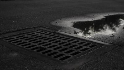 «Хуже, чем в деревне»: жители Новосибирска пожаловались на запах канализации в центре города