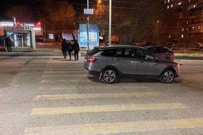 В Челябинской области под колеса машин попали два школьника