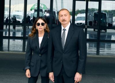 Президент Азербайджана Ильхам Алиев, Первая леди Мехрибан Алиева и члены их семьи посетили могилу общенационального лидера Гейдара Алиева