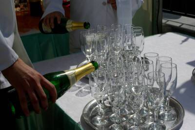 В России перед Новым годом выросли цены на шампанское