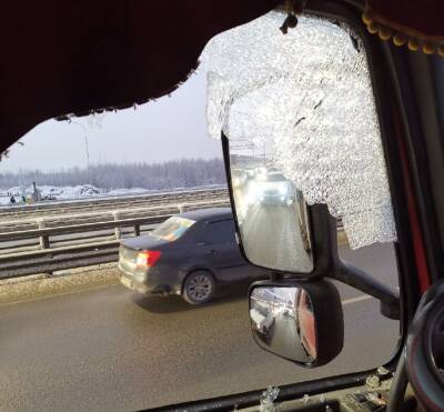«Обочечник» на КАД пистолетом разбил стекло фуры, водитель которой не хотел его пропускать - ivbg.ru - Украина - Санкт-Петербург
