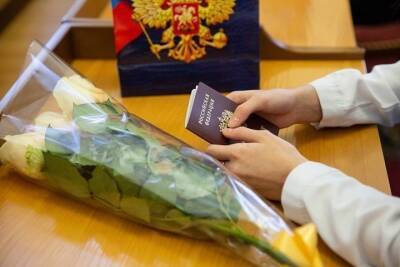 Мэр Ставрополя вручил 16 юным горожанам первые паспорта