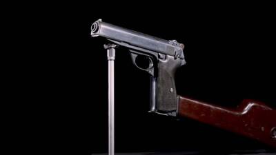 Забытый боевой пистолет с 14 патронами нашли в гардеробной московского ресторана