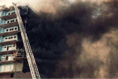 Пожарные боролись с огнем в многоквартирном доме под Выборгом