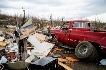 Около 100 человек погибло из-за урагана