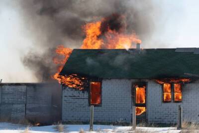 Частный дом загорелся в Кировском районе утром 12 декабря