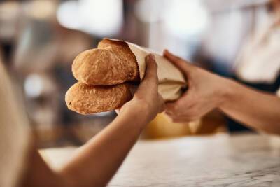 Диетолог Мухина предостерегла пожилых людей от употребления хлеба и круп