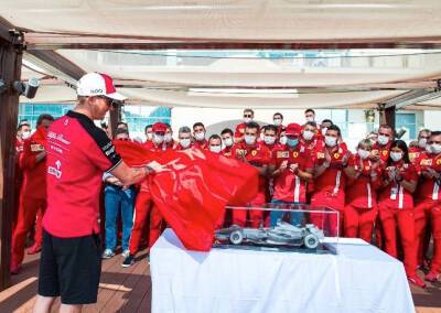 Команда Ferrari подарила Кими… машинку Формулы 1