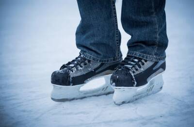 В Самаре под лед на озере провалился катавшийся на коньках мужчина