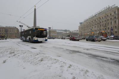 После мокрого снега дороги Северной столицы покроет крепкая наледь
