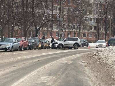 Внедорожник протаранил шесть припаркованных автомобилей в Петербурге — фото