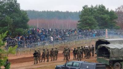 Мигранты штурмовали границу Польши и Беларуси: пострадал польский военный