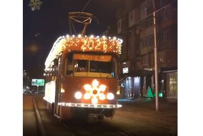 Во Владикавказе запустили новогодний трамвай с чаем и мандаринами