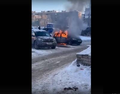 Автомобиль загорелся на улице Акимова в Нижнем Новгороде
