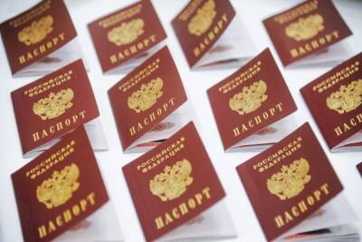 Общественники и полицейские вручили паспорта юным астраханцам