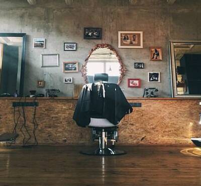 Испанский журналист Колас о российских мужских парикмахерских: "Трещат от тестостерона"