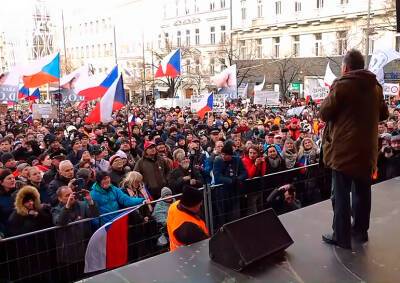 В Праге прошел массовый митинг против обязательной вакцинации от COVID-19