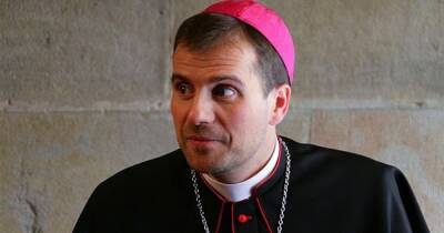 Самому молодому епископу Испании запретили служить после свадьбы с автором эротических романов