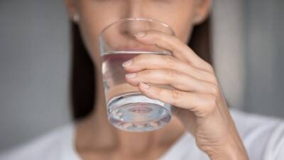 Вплоть до остановки сердца: Почему пить много воды опасно для жизни