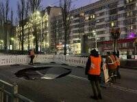 В центре Киева часть улицы провалилась под землю: движение транспорта изменили