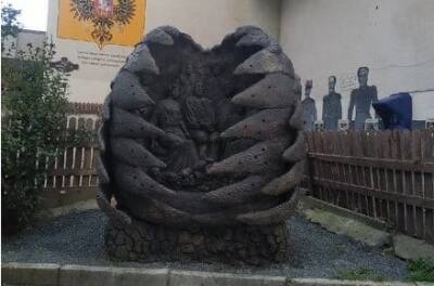 «Как яйцо чужого»: в Крыму памятник Романовым возмутил местных жителей