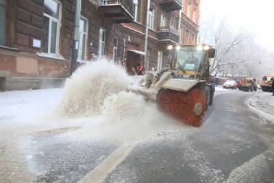 Дорожники выведут дополнительную спецтехнику для уборки снега в Петербурге