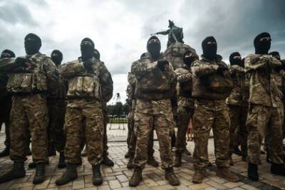НАТО забрасывает на Украину боевиков-Захарова