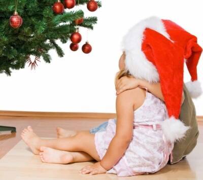 Курьез: трехлетний ребенок сам нарядил новогоднюю елку и довел до смеха родителей. ФОТО