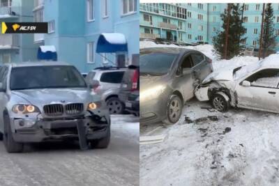 В Новосибирске водитель BMW X5 влетел в припаркованные во дворе машины