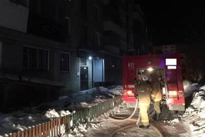 Из горящей квартиры в Каменске-Уральском спасли человека