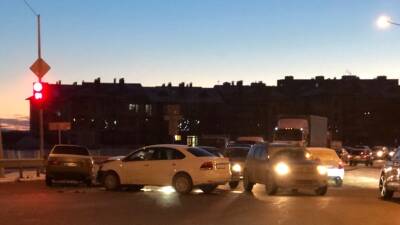 После столкновения автомобиль въехал в ограждение на Чаркова в Тюмени