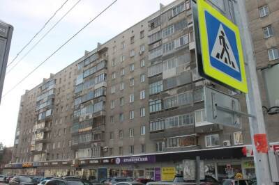 В мэрии Новосибирска объяснили ситуацию с разрушающейся девятиэтажкой в центре города