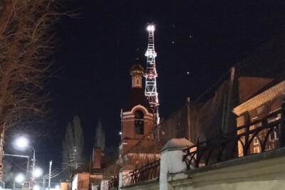 В Саратове в честь Дня Конституции зажгли собственную Эйфелеву башню