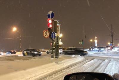 Автомобилистов Петербурга предупредили о сильном снегопаде в понедельник