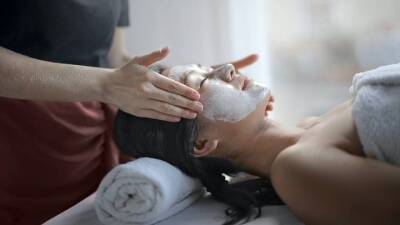 Косметолог развеяла миф об омолаживающем эффекте от массажа скребком гуаша - vm.ru