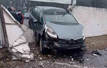 В Пинске Citroen пробил дыру в бетонном заборе