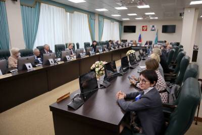 Сахалинские семьи, "усыновившие" пенсионеров и инвалидов, получили 9 миллионов
