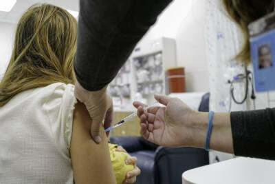 Совет специалистов не рекомендует проводить вакцинацию 4-й дозой