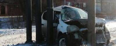 В Омске женщина на автомобиле врезалась в столб и погибла
