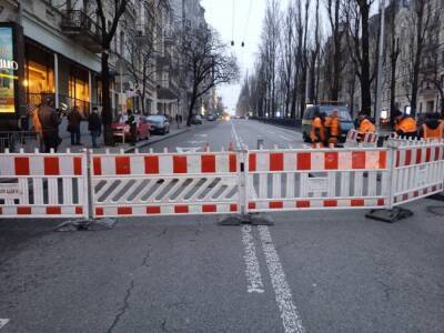 В центре Киева провалился асфальт. Движение транспорта ограничено