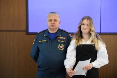 Сахалинскую школьницу наградили за спасение сестры при пожаре
